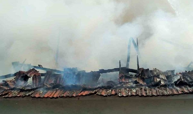 Balıkesir'de evin çatısı alevlere teslim oldu