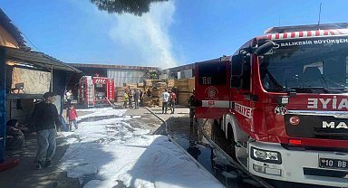 Balıkesir'de mobilya atölyesinde korkutan yangın