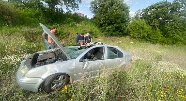 Balıkesir'de tarlaya uçan aracın sürücüsünü vatandaşlar kurtardı