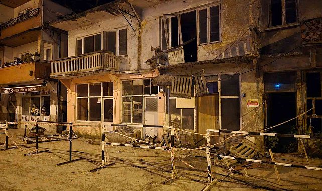 Balkon park halindeki aracın üzerine düştü