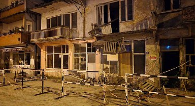 Balkon park halindeki aracın üzerine düştü