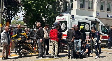 Bandırma'da motosikletli kurye kazada yaralandı