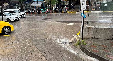 Bandırma'da sağanak yağış etkili oldu