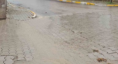 Bandırma'da sağanak yağış sele neden oldu...Vatandaşlar zor anlar yaşadı