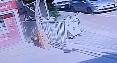 Bankamatikten para çekti, servis aracının altında kaldı...O anlar kamerada