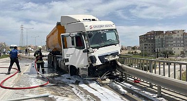 Bariyerleri aşarak ilerleyen kamyon üst geçitten uçmaya ramak kala durdu