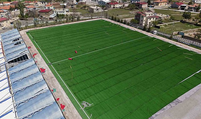 Başakpınar Spor Merkezi'nin çimleri ve yedek kulübeleri yenileniyor