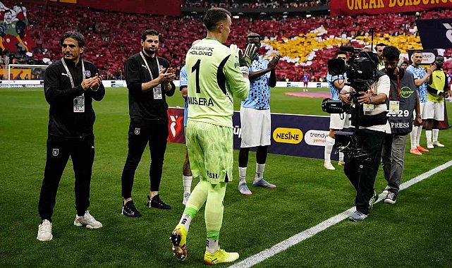 Başakşehir, şampiyon Galatasaray'ı alkışladı