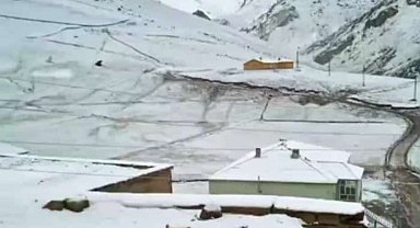 Başkale'de Mayıs ayında kar yağışı etkili oldu