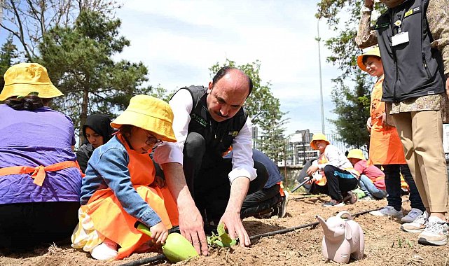 Başkan Altay özel gençlerle sebze fidesi dikti, en özel mehter takımını dinledi