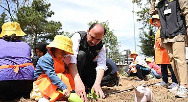 Başkan Altay özel gençlerle sebze fidesi dikti, en özel mehter takımını dinledi
