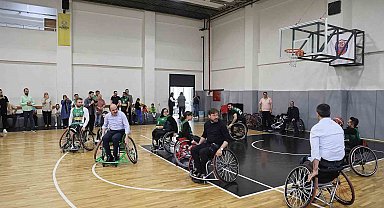 Başkan Altay tekerlekli sandalyeye oturdu, engelli basketbolcularla maç yaptı