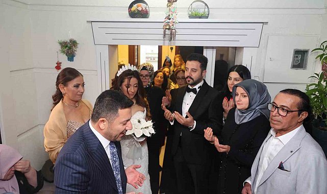 Başkan Arı, makam şoförünün gelin aracını sürdü