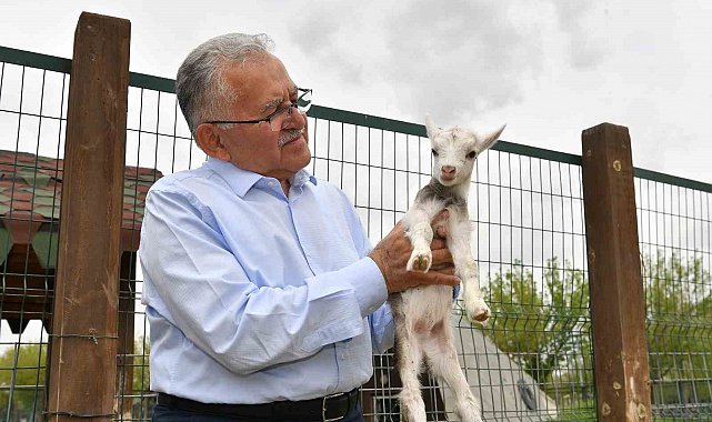 Başkan Büyükkılıç, hayvanat bahçesini ziyaret etti