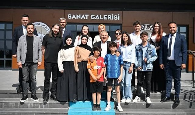 Başkan Büyükkılıç, Karma resim Sergisi'nde gençlerle buluştu