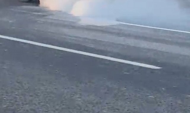 Başkent'te Tofaş araç yandı, vatandaşlar yangın tüpleriyle müdahale etti