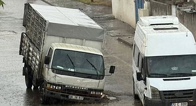 Batman'da altyapı çalışması sonrası yol çöktü: Seyir halindeki kamyonet zarar gördü