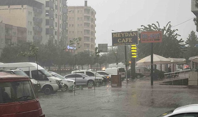 Batman'da dolu yağışı balkon kapısını mermi gibi deldi