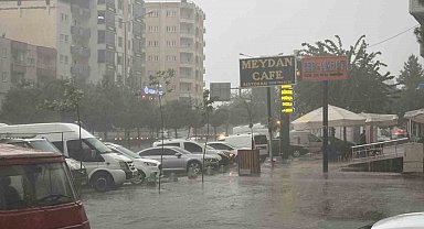 Batman'da dolu yağışı balkon kapısını mermi gibi deldi