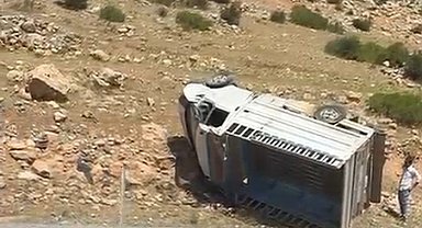 Batman'da kamyonet takla attı: 2 yaralı