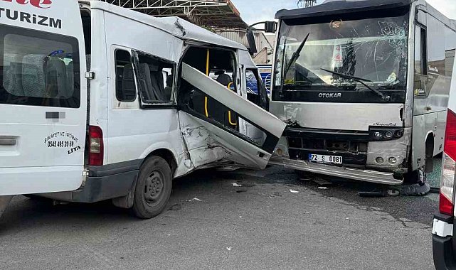 Batman'da minibüs ile midibüs çarpıştı: 7 yaralı