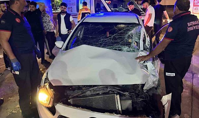 Batman'da otomobil tırla çarpıştı: 3 yaralı