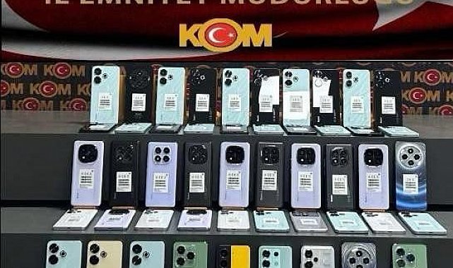 Batman'da takibe alınan otomobilde kaçak telefonlar ele geçirildi