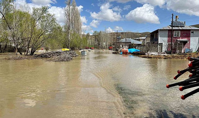 Bayburt'ta kuvvetli yağış sonrası dere taştı: Köy su altında kaldı