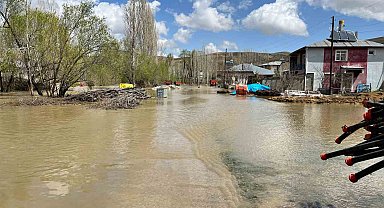 Bayburt'ta kuvvetli yağış sonrası dere taştı: Köy su altında kaldı