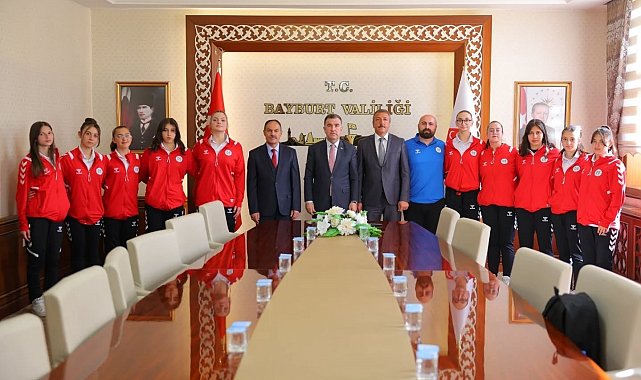 Bayburt'un voleybolcu kızları Vali Eldivan'ı ziyaret etti