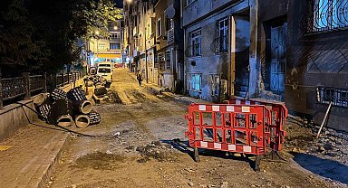 Bayrampaşa'da altyapı çalışması yapılan sokakta rögar kapağı patladı