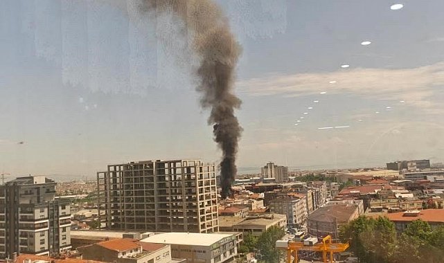 Bayrampaşa'da yangın paniği, çatıdan yükselen alevler bitişikteki binaya sıçradı