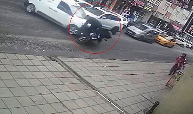 Belediye aşevinin aracı, motosikletle çarpıştı