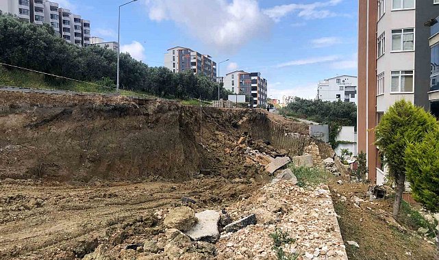 Belediyenin hafriyat aldığı yerde yol çöktü