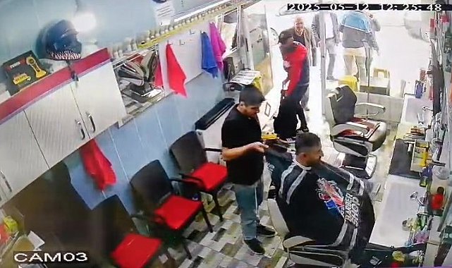 Berberde 3 dakika arayla depreme yakalandıkları anlar kamerada