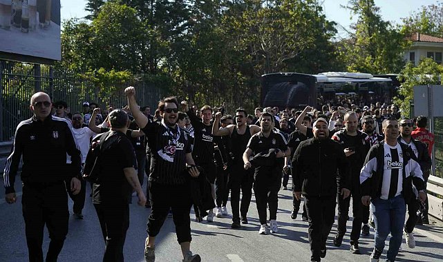 Beşiktaş taraftarı stada geldi
