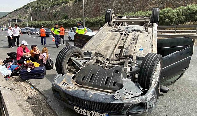 Beton bariyere çarparak takla atan araç ters döndü: 3 yaralı