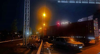 Beylikdüzü'nde kontrolden çıkan tır motosiklete çarptı: 1 ölü, 2 yaralı