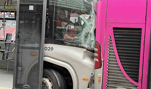 Beylikdüzü'nde metrobüs kazası: 1 kişi hayatını kaybetti, 20 kişi yaralandı