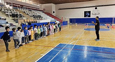 Bilecik anaokulu minikleri voleybol ile tanıştı