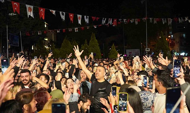 Bilecik'te 10 bin kişi Haluk Levent konserinde buluştu