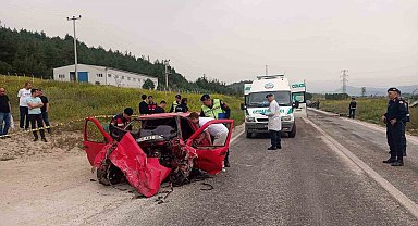 Bilecik'te 2 otomobil kafa kafaya çarpıştı: 3 ölü, 1 yaralı