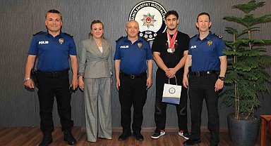 Bilek güreşi ikincisi Taha, emniyet teşkilatını da gururlandırdı