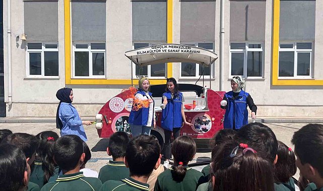 Bilim karavanında deney yaptılar