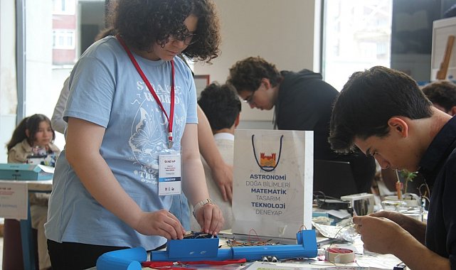 Bilim Zeytinburnu İlk 'Deneyap Teknoloji Atölyesi' mezunlarını verdi
