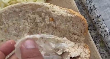 BİM Marketten aldığı ekmeğin içinden çıkanı görünce neye uğradığını şaşırdı