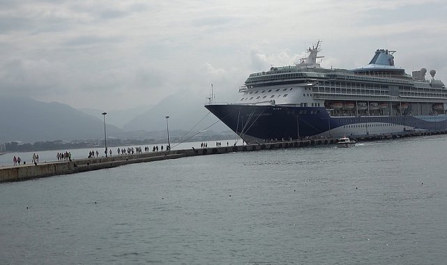 Bin 795 yolcu ve 729 mürettebatı bulunan kruvaziyer Alanya Limanı'na demir attı