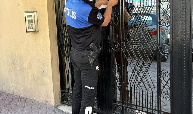 Binaların giriş kapılarına binlerce 'Hırsızlık Açık Kapı Sever' isimli etiket yapıştırıldı