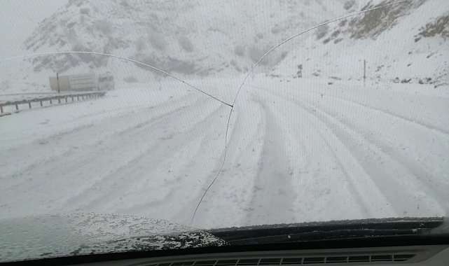 Bingöl'de mayıs ortasında kar sürprizi: Araçlar yolda kaldı