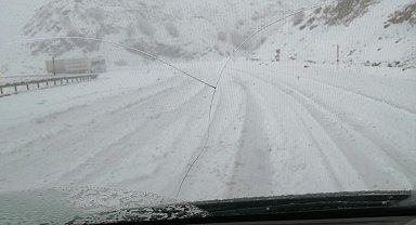 Bingöl'de mayıs ortasında kar sürprizi: Araçlar yolda kaldı